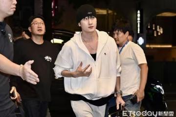 直擊／SJ唱完大巨蛋直奔金豬！東海「護膝包腳」吃慶功　舊傷惹心疼