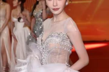 24歲北京中戲學生返港現身台慶!低胸羽毛晚裝驚艷!稱不排斥回TVB拍戲!