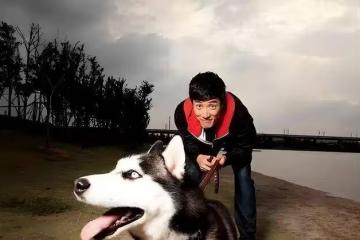遠離噴子後，42歲劉翔和妻子在國外，終於過上想要的生活