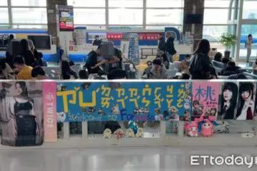 直擊/霹靂小組出動迎接TWICE 500粉絲注音告白:子瑜帶賊賊回家~