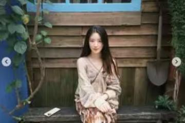 舒華0偽裝逛街!「坐泰國路邊」全被拍 外套滑落…細肩帶解放絕美身材