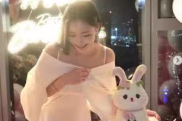 小S二女兒滿18歲了!生日趴「解放細肩帶」超仙 爸媽恩愛依偎全被拍