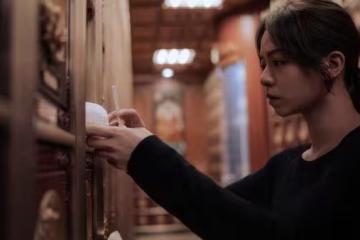宋芸樺進靈骨塔「看媽媽骨灰罈」哭到崩潰 《人浮於愛》將迎完結