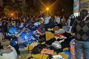 香港大火災區爆亂象!「物資小偷」混入搶物資 港歌手批:乞丐都不如