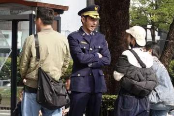 阮經天西門町拍片「單膝下跪」示愛! 觀光客認出男神嗨到原地跳
