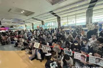 直擊/奇景!高雄機場滿了「3千歌迷塞爆」 粉絲撞破門、現場吵架