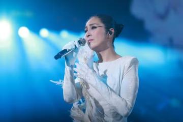 楊千嬅演唱會現場哽咽！TVB花旦朱晨麗獻花！