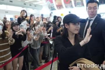 直擊/IU機場淡妝超仙現身!360度轉圈給粉絲拍 暖心對眼打招呼