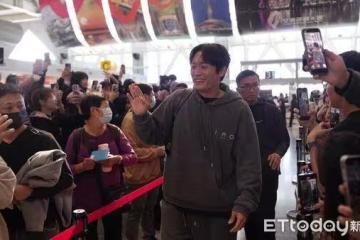 直擊／「哈洗大叔」機場走紅毯！一路大笑擊掌超嗨　潤娥收禮物暖翻