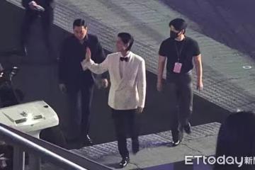 直擊／AAA廣告時間！韓星散場休息　「朴寶劍愜意散步」上台遭阻萌樣被拍