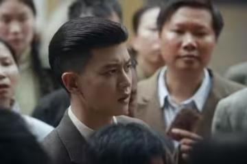 《風與潮》何賢散盡家財，才知他為何拿通行證，給馬萬祺送美金