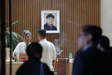 51歲馬國明父親離世!今早低調出殯!太太湯洛雯細心照顧婆婆!