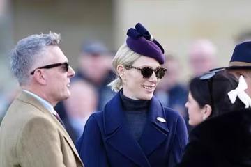 別樣母女較量?扎拉運動風閃耀賽馬場,安妮公主冒雨閱兵展剛毅!