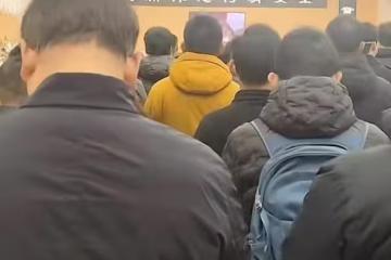 何晴告別儀式,兒子心痛到腰杆直不起來,許亞軍露面哽咽難掩悲傷