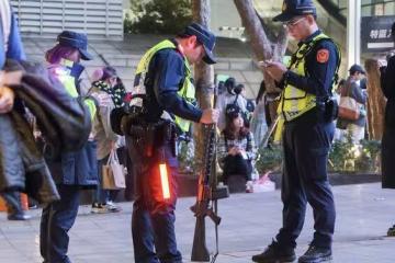 宇宙人攻蛋「場外增帶長槍警力」 暖心開唱撫慰人心