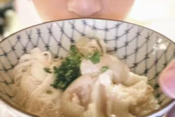 五月天阿信摔下台嚇壞粉絲 一返台大咖天后「親燉豬腳面線」超暖!