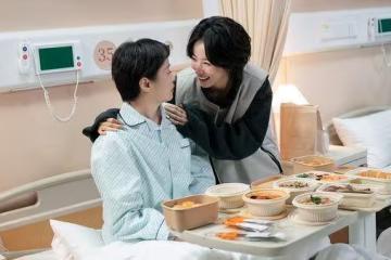 48歲媽二婚懷孕！　「男神收割機」女星一人飾兩角…返鄉當看護