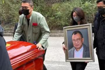 許紹雄遺孀在豪宅過聖誕其樂融融繼子也在,佘詩曼扮鬼臉好意外