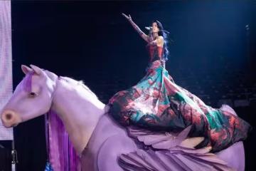 不只巨蟒！蔡依林辣騎「10米高巨馬」沖觀眾席　4萬人全瘋了