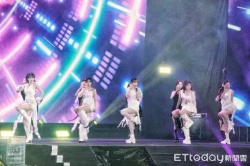 Kara睽違12年登台！跨年嗨唱經典舞曲「開MIC飆高音」　現場擠爆20萬人