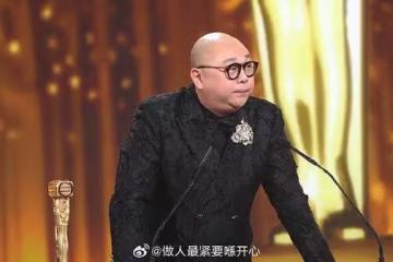 男星得獎太嗨「台上敲斷獎盃」!嚇到兩眼瞪大 全場瞬間尷尬