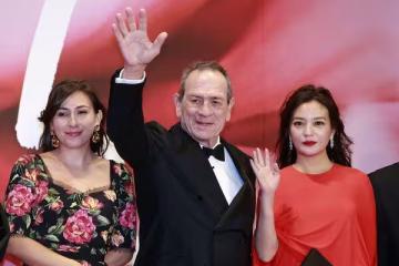 湯米李瓊斯34歲愛女疑染毒猝死！「遺體全身發紫」　第一現場曝光