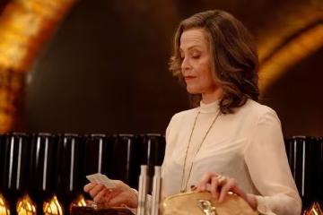 76歲雪歌妮薇佛逆齡美炸！踏4吋高跟挑戰蛇蠍美人　影帝也被迷倒