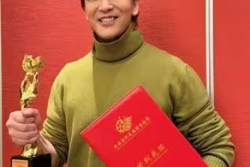 陳曉東首奪影帝!頒獎禮遇火災「變餐桌領獎」 拿獎座扭臀唱跳:太重了