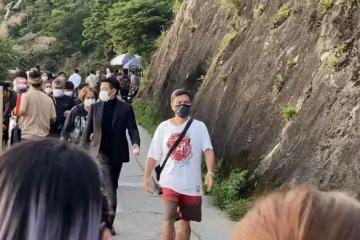 60歲劉德華在山上拍廣告，西裝革履走路帶風，與路人主動揮手