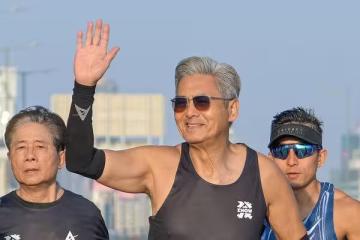 70歲周潤發10K馬拉松完賽!樂喊「要跑到120歲」揭養生慢跑4秘訣