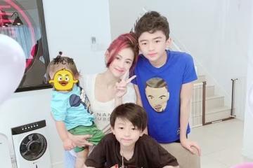 張柏芝一家人低調現身機場！疑似送18歲的大兒子留學！第三個兒子坐嬰兒車！