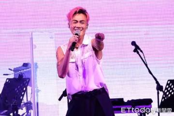 林俊逸古蹟唱一半「曾國城台下喝酒全被拍」！　歐弟不忍：真的很為難