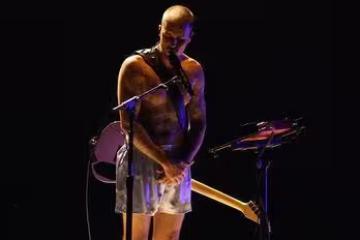小賈斯汀「只穿內褲」上台開唱!隔四年重回葛萊美 老婆海莉超甜反應全曝光