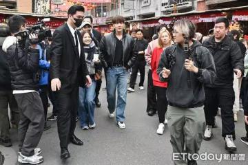 獨家/187cm韓劇男神現身年貨大街!台灣粉絲認出身份驚:本人好帥