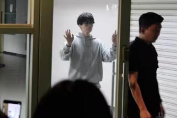 李棟旭現身永康街！　穿夾腳拖吃火鍋…窗邊解菸癮、暖抱同行女伴