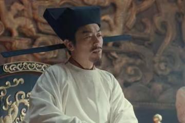 《太平年》：立錢惟治為長子，與世子抗衡，錢弘俶另有所圖