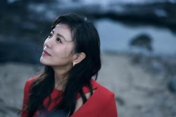 驚見紅衣女子走入海里…路人嚇傻急阻止　身分曝光竟是超大咖天后