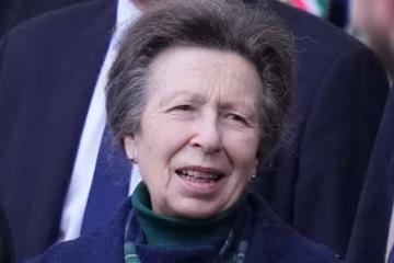 安妮公主一秒拒絕擁抱，現場沸騰！她真的是王室的高手嗎？