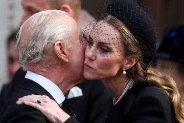凱特身穿藍衣亮相,助力王室度過難關!