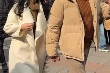 忘剪大衣吊牌! 伊能靜陪小10歲老公逛街被直擊…邊走吊牌跟著晃