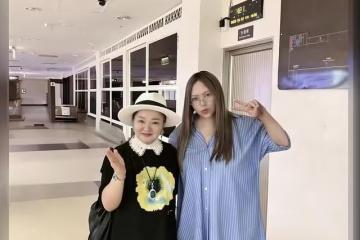 張惠妹0遮掩素顏現身台東機場! 身旁竟是「綜藝天后」網驚:都是女神