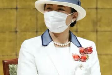 雅子帶領宮妃們亮相，紀子陪襯下座，熱情為皇后鼓掌