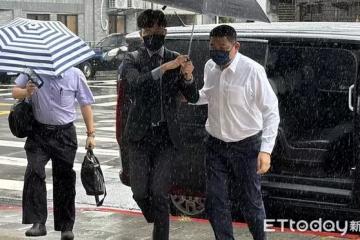 NONO涉性侵揉胸2女!今「黑白配」3度現身,默默走進法庭