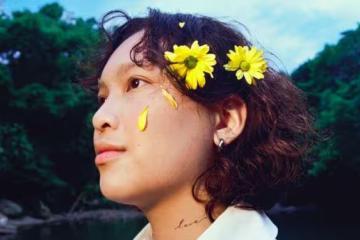 女星揪打「枕頭大戰」! 歌迷挂彩脫臼「第一反應」她嚇傻