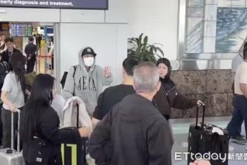 直擊／李泳知超chill！抵高雄穿拖鞋　停留10分鐘簽名、熱情狂聊天