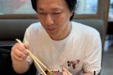 蕭煌奇自嘲「吃魚顧眼睛」照片破百萬觀看!放火留言變雙倍地獄哏