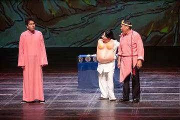 偶像劇男神台上眼淚潰堤! 5個月沒回家「幼女親電視」失控淚崩