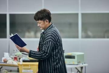 重溫結婚誓言「每次背都淚崩」 何如芸舞台劇揭密30年婚內失戀!