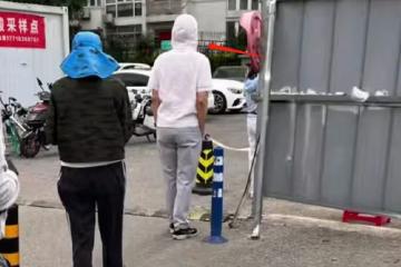 65歲葛優騎自行車做核酸，站人群里老實排隊，雙手插兜樸素似路人