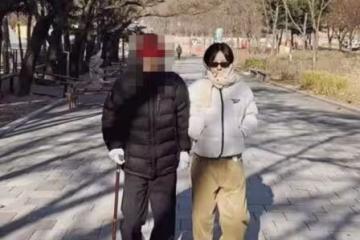 以女兒為榮!李孝利父親重病3年去世⋯ 她催淚回:爸爸沒忘記我